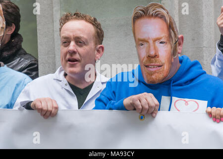 Manifestanti withRichard Branson maschera alla Vergine Care HQ a Londra chiamata per porre fine alla società privata utilizzando il logo di NHS e per la Vergine a smettere di elusione fiscale. Foto Stock
