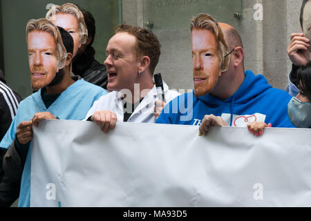 Manifestanti con Richard Branson maschere a cura di vergine HQ a Londra chiamata per porre fine alla società privata utilizzando il logo di NHS e per la Vergine a smettere di elusione fiscale. Foto Stock