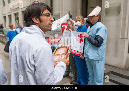 I manifestanti di ottenere in linea a cura di vergine HQ a Londra per porre fine alle imprese private che utilizzando il logo di NHS e per la Vergine a smettere di elusione fiscale. Foto Stock