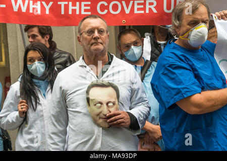 I manifestanti a cura vergine HQ a Londra per chiedere la fine delle imprese private con il logo di NHS e per la Vergine a smettere di elusione fiscale. Foto Stock