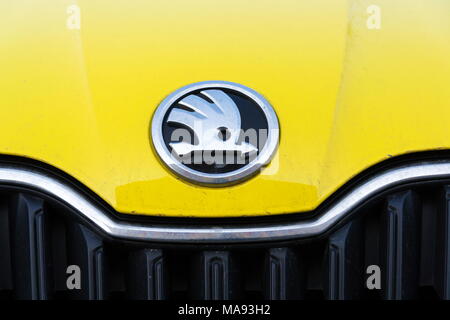 Praga, Repubblica Ceca - 25 Marzo 2018: Skoda auto costruttore automobilistico dal gruppo Volkswagen logo aziendale su giallo macchina sporca il 25 marzo 2018 in Foto Stock