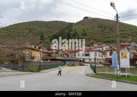 General street view nel villaggio di Rila, sud-ovest della Bulgaria. Foto Stock