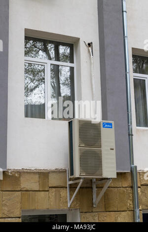 Un Midea unità aria condizionata sulla parete esterna di un appartamento residenziale blocco nel villaggio di Rila, sud-ovest della Bulgaria. Foto Stock