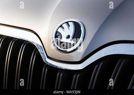 Praga, Repubblica Ceca - 25 Marzo 2018: Skoda auto costruttore automobilistico dal gruppo Volkswagen logo aziendale sulla nuova vettura di argento su Marzo 25, 2018 in P Foto Stock