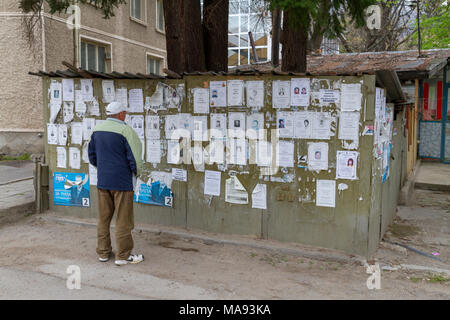 Avvisi commemorativi e/o avvisi di morte (poster o necrolos) su una bacheca nel villaggio di Rila, Bulgaria sud-occidentale. Foto Stock