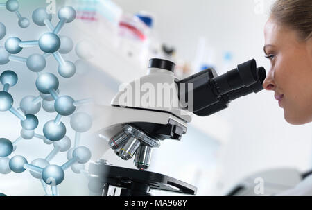 Modello rilasciato. Visualizzazione dello scienziato un campione verso il basso di un microscopio ottico con un modello molecolare per illustrare la ricerca. Foto Stock