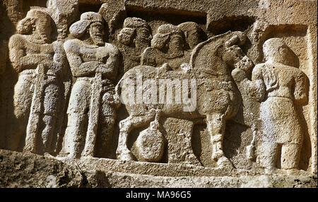 Sassanian rock rilievo, ca, 350 annuncio. Sollievo VI. La vittoria del re Shapur II (r. 309-379). Dettaglio. I soldati accanto a un cavallo. Bishapur, far Provincia, Iran. (Antica Persia). Foto Stock