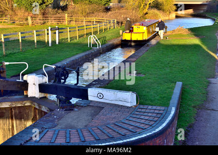 Il dispositivo di bloccaggio (numero 16) e canal strette con barca sul Worcester e Birmingham Canal vicino a Worcester, Regno Unito Foto Stock