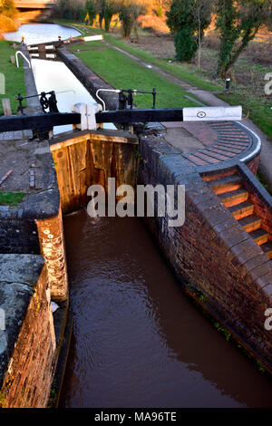 Il dispositivo di bloccaggio (numero 16) Worcester e Birmingham Canal vicino a Worcester, Regno Unito Foto Stock