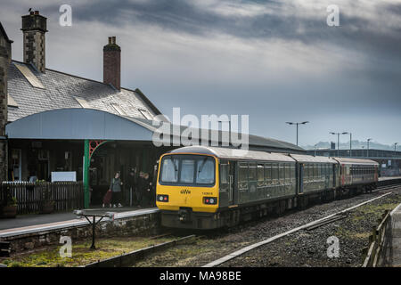 Pendolari a bordo del treno in partenza da Barnstaple Stazione ferroviaria su una cortina di nubi Venerdì Santo in North Devon. Foto Stock