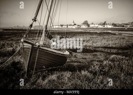 Vista attraverso la estruary in Bosham guardando verso il vecchio cottage in inverno Foto Stock