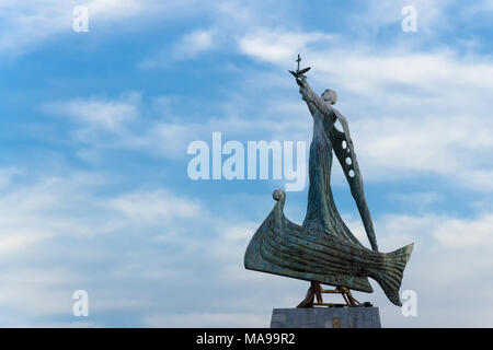 Nessebar, Bulgaria - 20 Settembre 2014: Monumento di San Nicola (Patrono dei navigatori) nella città vecchia di Nessebar. Patrimonio mondiale dell UNESCO Foto Stock