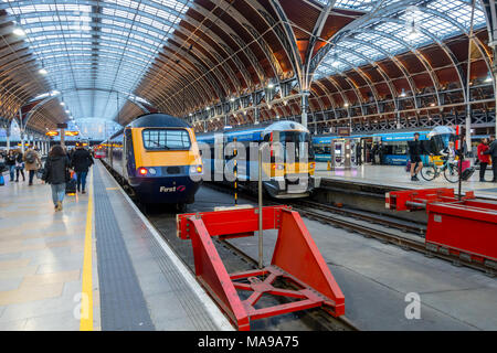 Treni sedersi presso la piattaforma alla stazione ferroviaria di Paddington a Londra, Regno Unito. Foto Stock