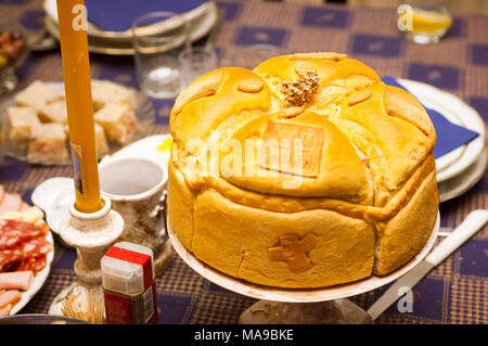 Serbo pasticceria tradizionale torta di pane per nome-day celebrazione Foto Stock