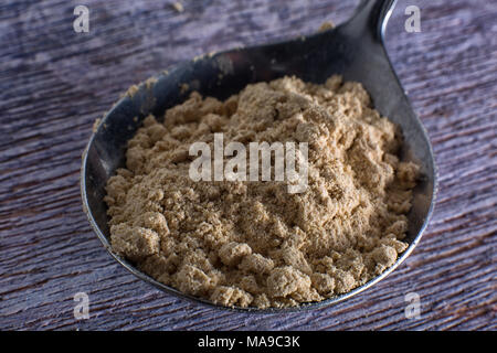 Radice di maca in polvere in cucchiaio Foto Stock