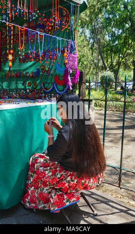 Donna Huichol facendo beadwork in San Angel quartiere di Città del Messico, Messico Foto Stock