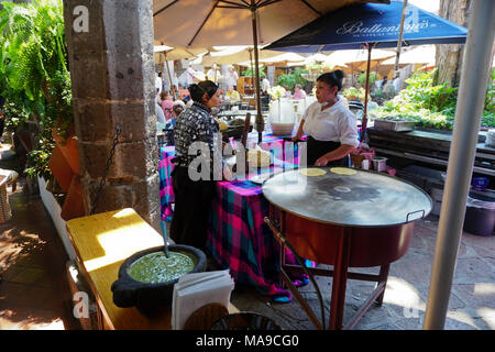 Ristoranti per turisti in Plaza San Jacinto in San Angel quartiere di Città del Messico, Messico Foto Stock