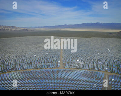 Ivanpah Solar Electric la generazione di sistema (ISEGS). Foto Stock