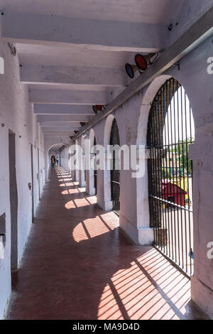 Corridoio in un ala del Port Blair carcere cellulare, Andaman e Nicobar, India. Confino solitario celle lungo la parete bianca di un vecchio pri Foto Stock