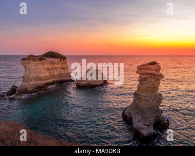 Meledugno città d'Italia, Regione Puglia. Vista spettacolare a sunrise sul Santo Andrea scogliere Foto Stock