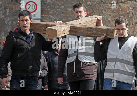 Il 30 marzo 2018, Germania, Goerlitz: i partecipanti a un 1000-passo lungo cammino della Croce a piedi da cripte della Peterskirche in Sassonia alla Golgathakapelle nella motivazione del Santo Sepolcro. Un ora di preghiera è stato offerto sul tempo di Gesù della morte. Ogni anno il Venerdì Santo centinaia di fedeli passeggiate in questo modo attraverso la città lungo il confine fra Germania e Polonia. Un totale di sette stazioni sono visitate dai partecipanti. Foto: Jens Trenkler/dpa Foto Stock