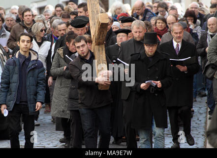 Il 30 marzo 2018, Germania, Goerlitz: i partecipanti a un 1000-passo lungo cammino della Croce a piedi da cripte della Peterskirche in Sassonia alla Golgathakapelle nella motivazione del Santo Sepolcro. Un ora di preghiera è stato offerto sul tempo di Gesù della morte. Ogni anno il Venerdì Santo centinaia di fedeli passeggiate in questo modo attraverso la città lungo il confine fra Germania e Polonia. Un totale di sette stazioni sono visitate dai partecipanti. Foto: Jens Trenkler/dpa Foto Stock