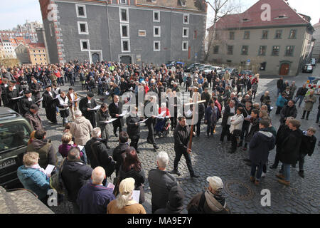 Il 30 marzo 2018, Germania, Goerlitz: i partecipanti a un 1000-passo lungo cammino della Croce a piedi da cripte della Peterskirche in Sassonia alla Golgathakapelle nella motivazione del Santo Sepolcro. Un ora di preghiera è stato offerto sul tempo di Gesù della morte. Ogni anno il Venerdì Santo centinaia di fedeli passeggiate in questo modo attraverso la città lungo il confine fra Germania e Polonia. Un totale di sette stazioni sono visitate dai partecipanti. Foto: Jens Trenkler/dpa Foto Stock