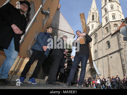 Il 30 marzo 2018, Germania, Goerlitz: i partecipanti a un 1000-passo lungo cammino della Croce a piedi da cripte della Peterskirche in Sassonia alla Golgathakapelle nella motivazione del Santo Sepolcro. Un ora di preghiera è stato offerto sul tempo di Gesù della morte. Ogni anno il Venerdì Santo centinaia di fedeli passeggiate in questo modo attraverso la città lungo il confine fra Germania e Polonia. Un totale di sette stazioni sono visitate dai partecipanti. Foto: Jens Trenkler/dpa Foto Stock