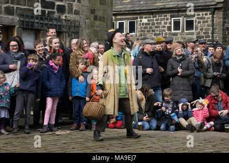 Heptonstall, UK. Il 30 marzo, 2018. Un ritmo tradizionale gioco di uovo è eseguita in Heptonstall Tessitori della piazza sul Buon Venerdì, che attira centinaia di visitatori del villaggio. Le origini sono incerte, ma alcune versioni dei giochi sono state senza dubbio eseguita per molte centinaia di anni. Nel gioco del St George assume contendenti come grassetto Slasher, il Principe Nero di Paradine e Hector. Credito: Steve Morgan/Alamy Live News Foto Stock