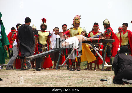 San Fernando, Filippine. Il 30 marzo, 2018. Ruben Enaje prepara prima di essere crocifisso per la trentaduesima volta. Buon Venerdì della crocifissione diritti sono stati detenuti in Cutud, Pampanga durante l annuale Maleldo Settimana santa celebrazione. Credito: SOPA Immagini limitata/Alamy Live News Foto Stock