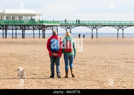 Lytham St Annes, nel Lancashire. Il 30 marzo 2018. Regno Unito Meteo. Alcuni graziosi tardo pomeriggio di sole porta la gente fuori per un po' di divertimento sulla spiaggia nella pittoresca località balneare di Lytham St Annes in Lancashire. Credito: Cernan Elias/Alamy Live News Foto Stock