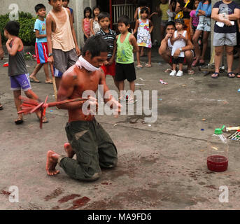 Marzo 28, 2012 - Navotas City, Filippine - un flagellant mantecato il suo retro..il Venerdì Santo nelle Filippine sono costituiti da diversi riti come la flagellazione o facendo self infliggere una ferita per il corpo. Sfilando Gesù Cristo le repliche per riattivare la passione e le sofferenze di Gesù Cristo. (Credito Immagine: © Josefiel Rivera/SOPA immagini via ZUMA filo) Foto Stock