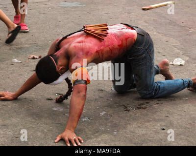 Marzo 28, 2012 - Navotas City, Filippine - Una stanca flagellant visto che un riposo..il Venerdì Santo nelle Filippine sono costituiti da diversi riti come la flagellazione o facendo self infliggere una ferita per il corpo. Sfilando Gesù Cristo le repliche per riattivare la passione e le sofferenze di Gesù Cristo. (Credito Immagine: © Josefiel Rivera/SOPA immagini via ZUMA filo) Foto Stock