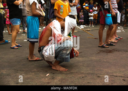 Marzo 28, 2012 - Navotas City, Filippine - un flagellant prendendo un riposo durante il rituale..il Venerdì Santo nelle Filippine sono costituiti da diversi riti come la flagellazione o facendo self infliggere una ferita per il corpo. Sfilando Gesù Cristo le repliche per riattivare la passione e le sofferenze di Gesù Cristo. (Credito Immagine: © Josefiel Rivera/SOPA immagini via ZUMA filo) Foto Stock