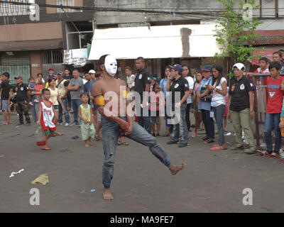 Marzo 28, 2012 - Navotas City, Filippine - un flagellant facendo un stile comico danza..il Venerdì Santo nelle Filippine sono costituiti da diversi riti come la flagellazione o facendo self infliggere una ferita per il corpo. Sfilando Gesù Cristo le repliche per riattivare la passione e le sofferenze di Gesù Cristo. (Credito Immagine: © Josefiel Rivera/SOPA immagini via ZUMA filo) Foto Stock