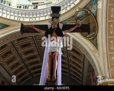 Marzo 28, 2012 - Navotas City, Filippine - La vita-size replica del SeÃ±o il Cristo crocifisso..il Venerdì Santo nelle Filippine sono costituiti da diversi riti come la flagellazione o facendo self infliggere una ferita per il corpo. Sfilando Gesù Cristo le repliche per riattivare la passione e le sofferenze di Gesù Cristo. (Credito Immagine: © Josefiel Rivera/SOPA immagini via ZUMA filo) Foto Stock