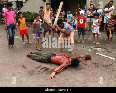 Marzo 28, 2012 - Navotas City, Filippine - un uomo frusta il suo flagellant presso il cortile anteriore della cappella..il Venerdì Santo nelle Filippine sono costituiti da diversi riti come la flagellazione o facendo self infliggere una ferita per il corpo. Sfilando Gesù Cristo le repliche per riattivare la passione e le sofferenze di Gesù Cristo. (Credito Immagine: © Josefiel Rivera/SOPA immagini via ZUMA filo) Foto Stock