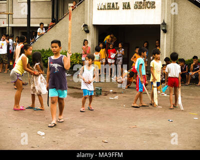 Marzo 28, 2012 - Navotas City, Filippine - bambini di strada agisce come un romano punisher..il Venerdì Santo nelle Filippine sono costituiti da diversi riti come la flagellazione o facendo self infliggere una ferita per il corpo. Sfilando Gesù Cristo le repliche per riattivare la passione e le sofferenze di Gesù Cristo. (Credito Immagine: © Josefiel Rivera/SOPA immagini via ZUMA filo) Foto Stock