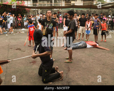 Marzo 28, 2012 - Navotas City, Filippine - un flagellant mantecato il suo retro..il Venerdì Santo nelle Filippine sono costituiti da diversi riti come la flagellazione o facendo self infliggere una ferita per il corpo. Sfilando Gesù Cristo le repliche per riattivare la passione e le sofferenze di Gesù Cristo. (Credito Immagine: © Josefiel Rivera/SOPA immagini via ZUMA filo) Foto Stock