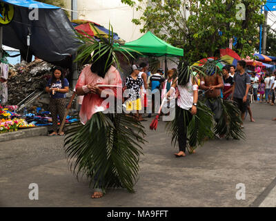 Marzo 28, 2012 - Navotas City, Filippine - roaming Flagellants intorno alla strada, con foglie essiccate sui loro corpi..il Venerdì Santo nelle Filippine sono costituiti da diversi riti come la flagellazione o facendo self infliggere una ferita per il corpo. Sfilando Gesù Cristo le repliche per riattivare la passione e le sofferenze di Gesù Cristo. (Credito Immagine: © Josefiel Rivera/SOPA immagini via ZUMA filo) Foto Stock