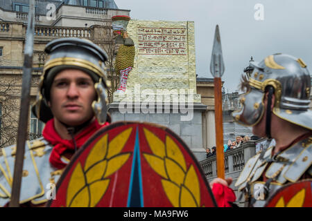 Londra, Regno Unito. Il 30 marzo, 2018.guardie romane - Wintershall giocatori open-air rievocazione della 'La Passione di Gesù " il Venerdì Santo sotto la pioggia in Trafalgar Square. È caratterizzato da un cast di oltre cento volontari di in ed intorno a Londra. Credito: Guy Bell/Alamy Live News Foto Stock