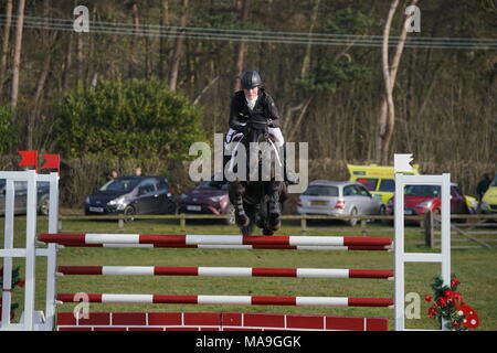 Burnham, Regno Unito. Il 30 marzo, 2018. 30/03/18 Burnham mercato,Norfolk,UK.giorno2 dei ritiri a piedi nudi Burnham Market International Horse Trials.piloti competere nel mostrare Jumpingand cross country. Credito: Scott Carruthers/Alamy Live News Foto Stock