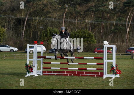 Burnham, Regno Unito. Il 30 marzo, 2018. 30/03/18 Burnham mercato,Norfolk,UK.giorno2 dei ritiri a piedi nudi Burnham Market International Horse Trials.piloti competere nel mostrare Jumpingand cross country. Credito: Scott Carruthers/Alamy Live News Foto Stock