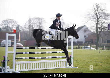 Burnham, Regno Unito. Il 30 marzo, 2018. 30/03/18 Burnham mercato,Norfolk,UK.giorno2 dei ritiri a piedi nudi Burnham Market International Horse Trials.piloti competere nel mostrare Jumpingand cross country. Credito: Scott Carruthers/Alamy Live News Foto Stock