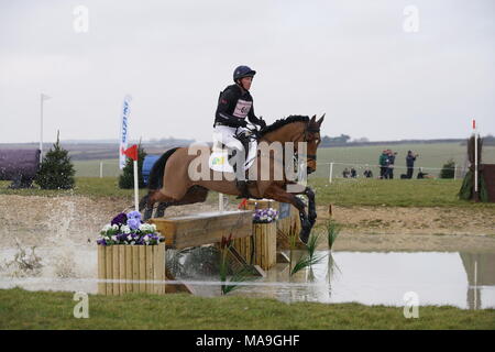 Burnham, Regno Unito. Il 30 marzo, 2018. 30/03/18 Burnham mercato,Norfolk,UK.giorno2 dei ritiri a piedi nudi Burnham Market International Horse Trials.piloti competere nel mostrare Jumpingand cross country. Credito: Scott Carruthers/Alamy Live News Foto Stock