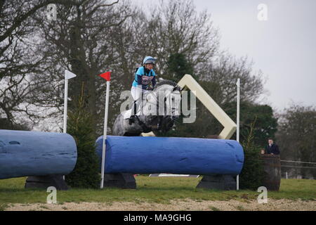 Burnham, Regno Unito. Il 30 marzo, 2018. 30/03/18 Burnham mercato,Norfolk,UK.giorno2 dei ritiri a piedi nudi Burnham Market International Horse Trials.piloti competere nel mostrare Jumpingand cross country. Credito: Scott Carruthers/Alamy Live News Foto Stock