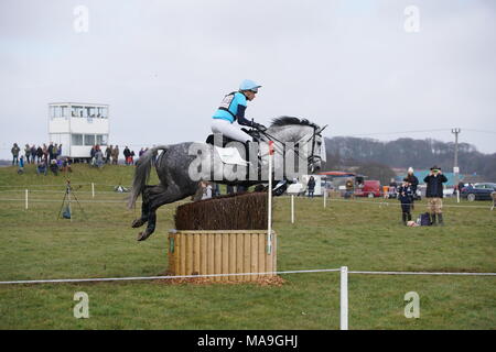 Burnham, Regno Unito. Il 30 marzo, 2018. 30/03/18 Burnham mercato,Norfolk,UK.giorno2 dei ritiri a piedi nudi Burnham Market International Horse Trials.piloti competere nel mostrare Jumpingand cross country. Credito: Scott Carruthers/Alamy Live News Foto Stock