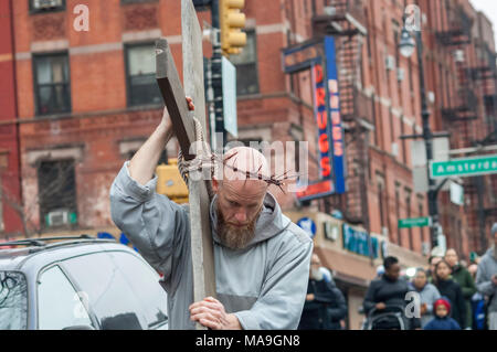 New York, Stati Uniti d'America. Il 30 marzo, 2018. I parrocchiani della parrocchia e del clero di membri da Frati Francescani del Rinnovamento di raccogliere in Harlem a New York per la loro annuale via della croce la testimonianza a piedi il Venerdì Santo, 30 marzo 2018. La processione inizia a San Giuseppe convento in Harlem e termina dopo alcune ore presso il San Crispino convento nel Bronx dove un Buon Venerdì servizio avviene. Credito: Richard Levine/Alamy Live News Foto Stock