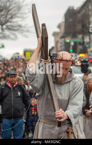 New York, Stati Uniti d'America. Il 30 marzo, 2018. I parrocchiani della parrocchia e del clero di membri da Frati Francescani del Rinnovamento di raccogliere in Harlem a New York per la loro annuale via della croce la testimonianza a piedi il Venerdì Santo, 30 marzo 2018. La processione inizia a San Giuseppe convento in Harlem e termina dopo alcune ore presso il San Crispino convento nel Bronx dove un Buon Venerdì servizio avviene. Credito: Richard Levine/Alamy Live News Foto Stock