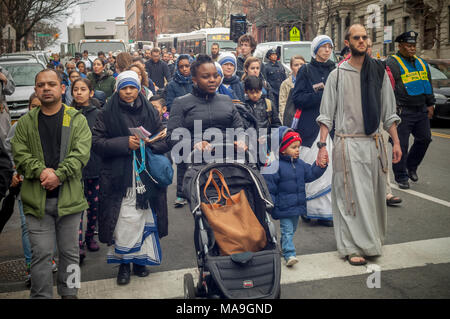 New York, Stati Uniti d'America. Il 30 marzo, 2018. I parrocchiani della parrocchia e del clero di membri da Frati Francescani del Rinnovamento di raccogliere in Harlem a New York per la loro annuale via della croce la testimonianza a piedi il Venerdì Santo, 30 marzo 2018. La processione inizia a San Giuseppe convento in Harlem e termina dopo alcune ore presso il San Crispino convento nel Bronx dove un Buon Venerdì servizio avviene. Credito: Richard Levine/Alamy Live News Foto Stock